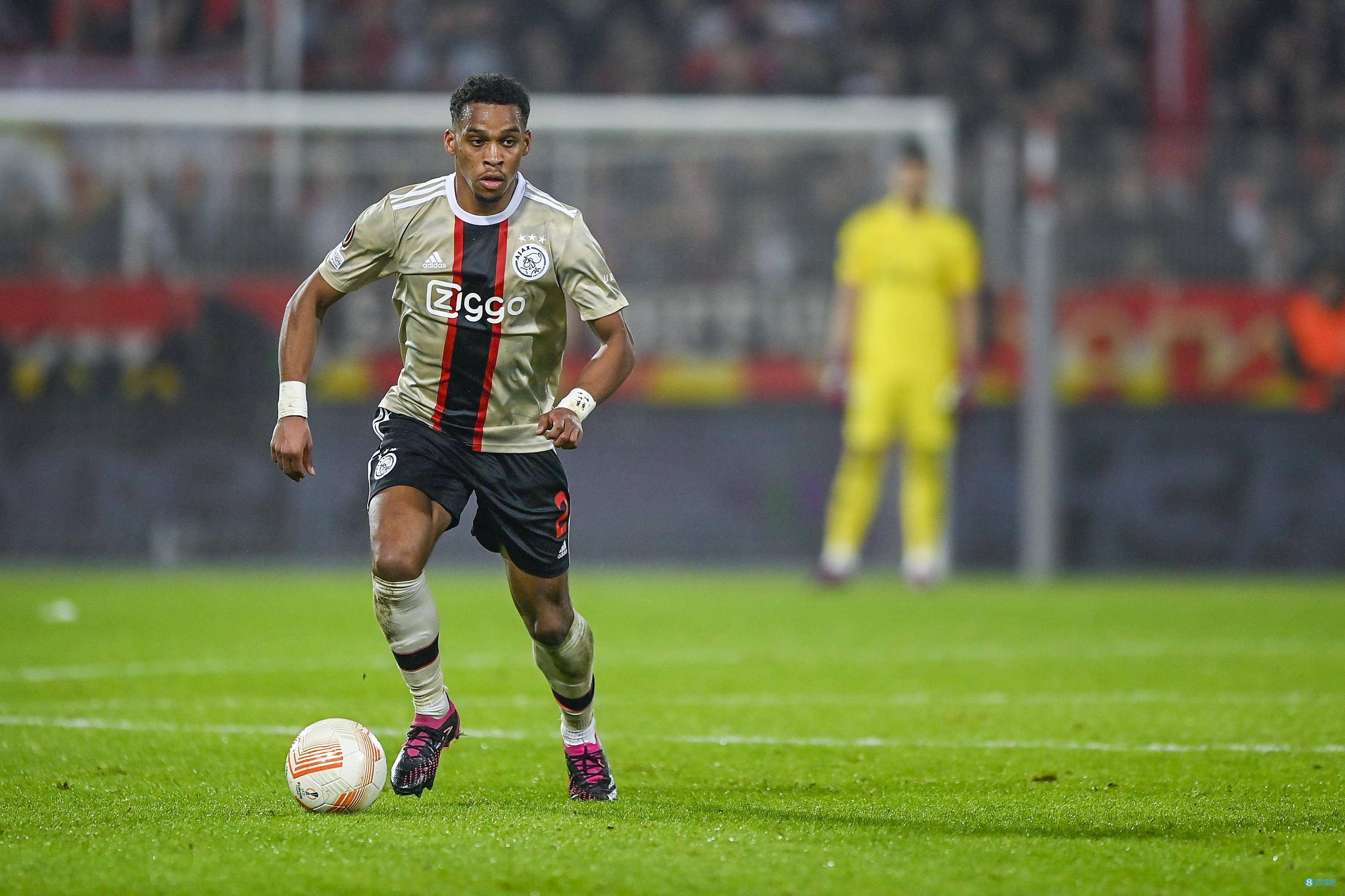 包含阿贾克斯年轻球员凯拉尔表现出色，备受球队青睐的词条