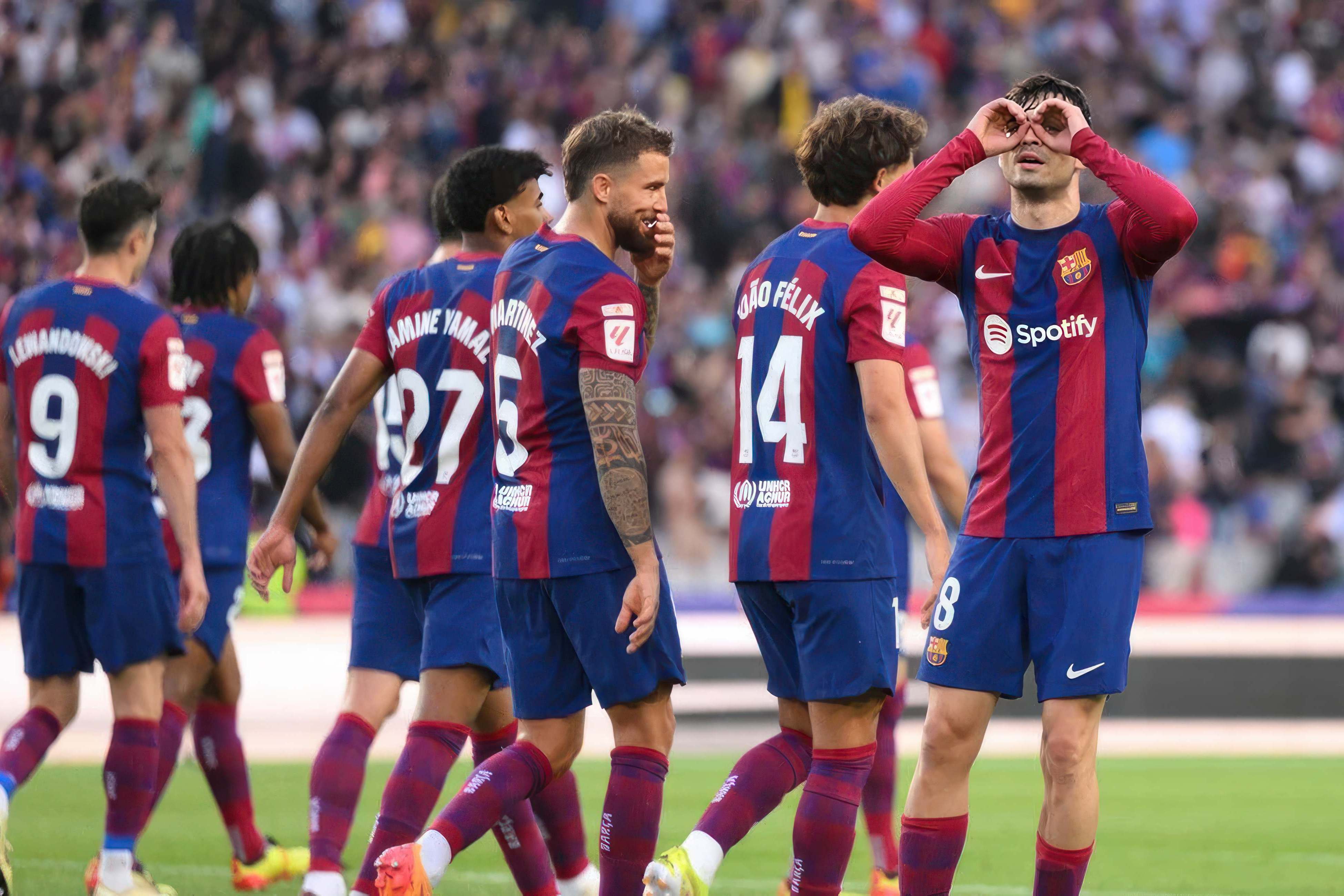 PG电子试玩官网-足球俱乐部球员们在休息间隙互动频繁