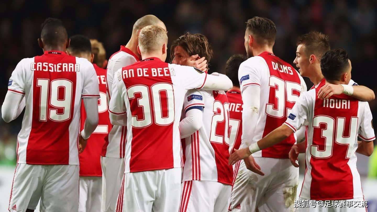 关于阿贾克斯主场大胜对手，稳稳守住领跑位置！的信息