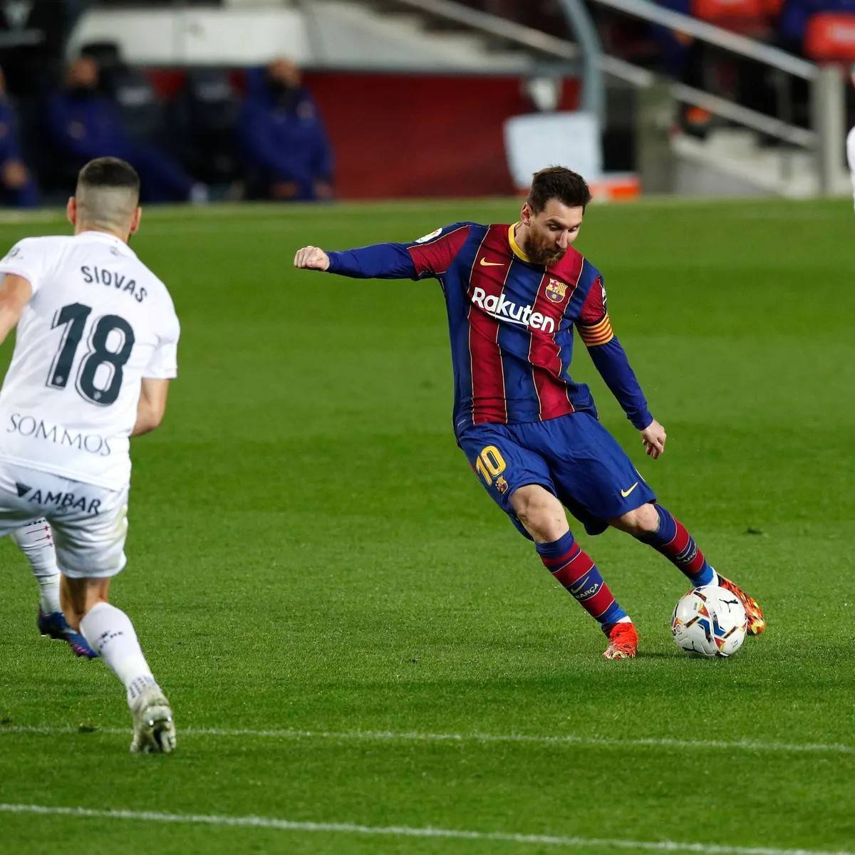 足球比赛的经典一幕牢牢吸引眼球