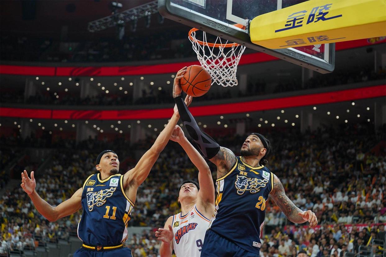 包含黄蜂队外籍球员出战，带领球队击败对手的词条