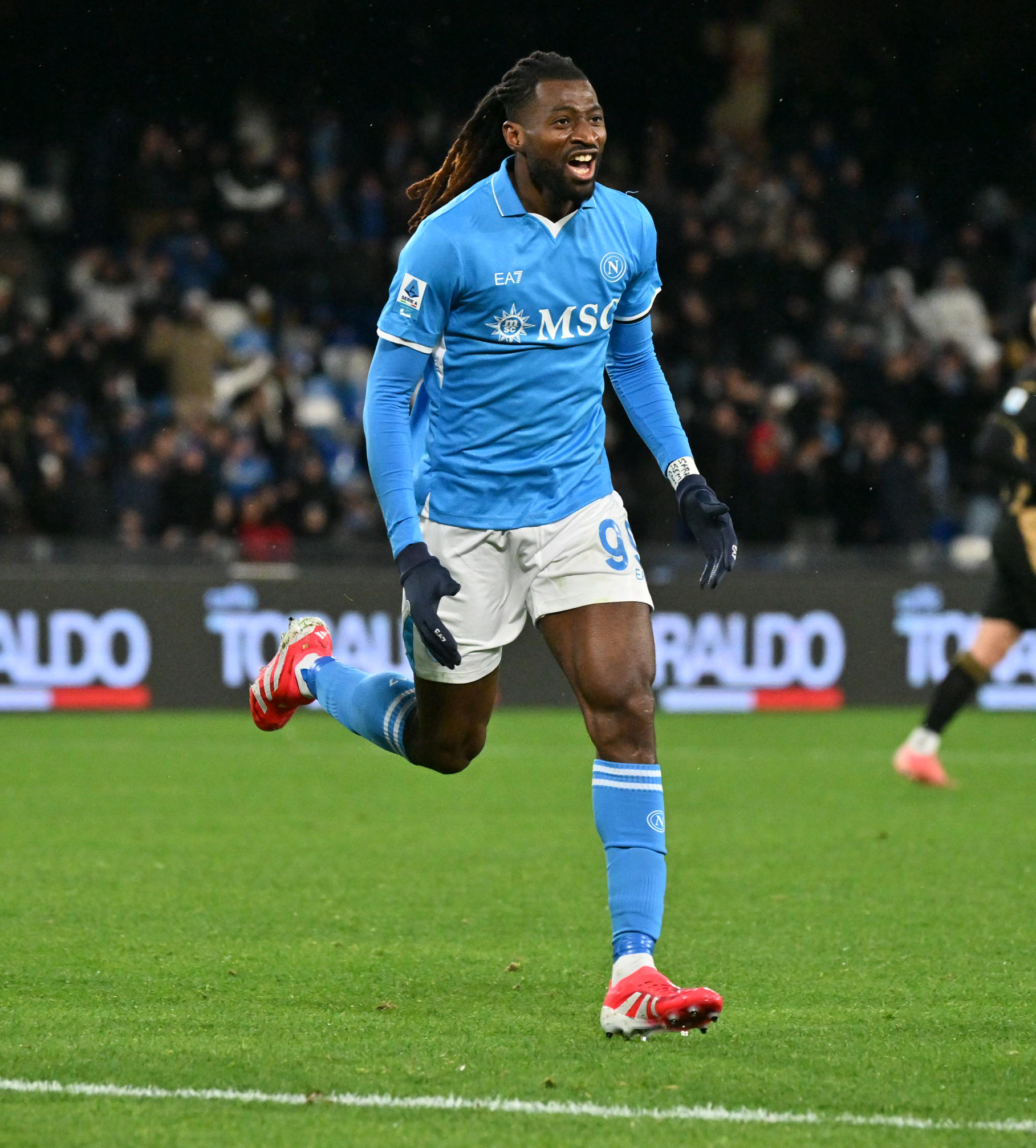 包含那不勒斯遭遇争议判罚，主帅力挺球员的词条