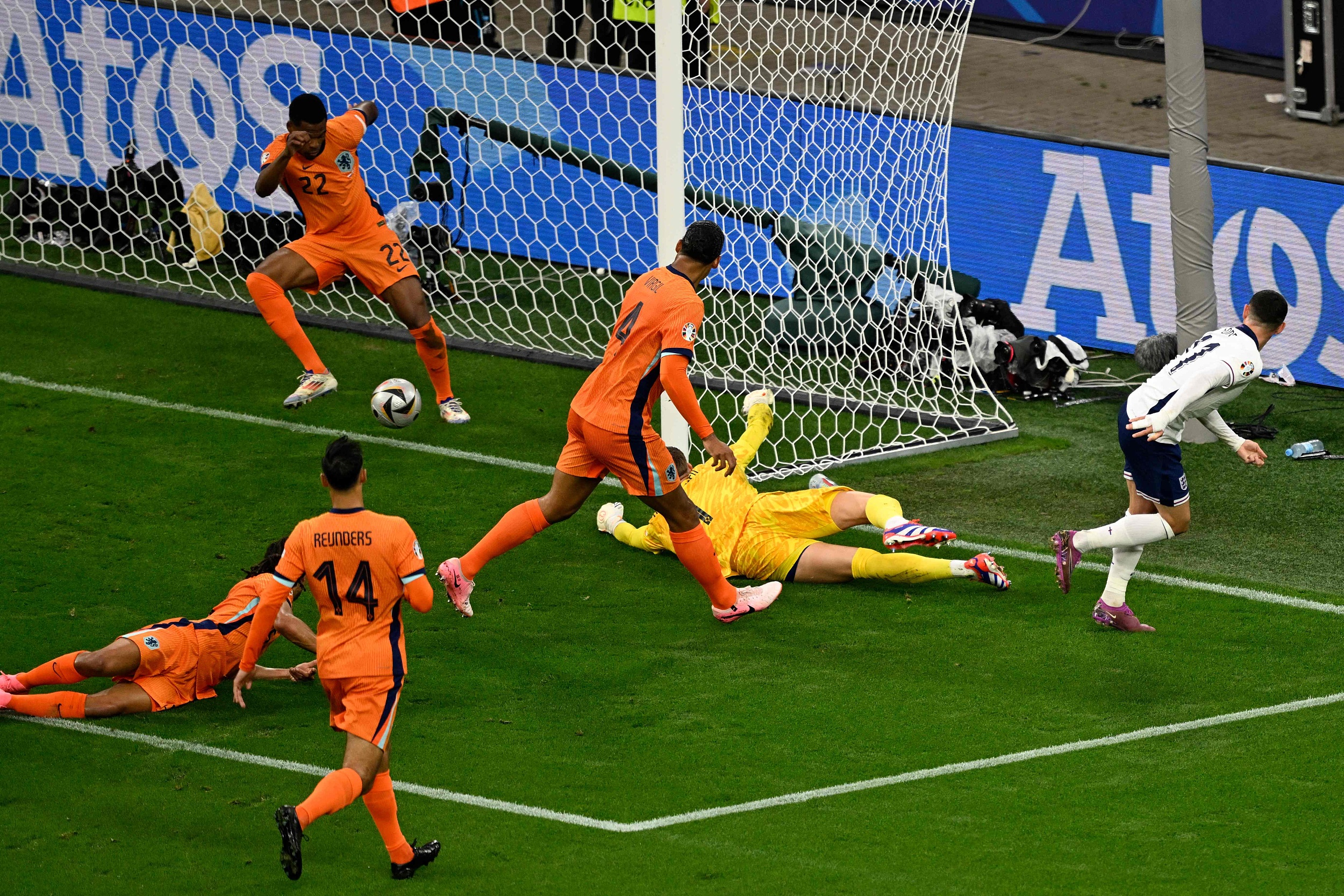 掌声不断：英格兰队欧预赛艰难晋级