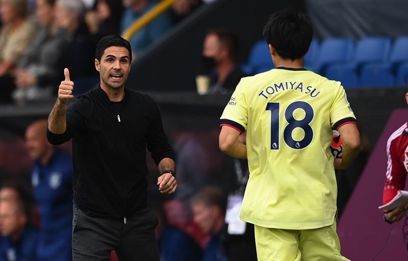 亚洲球员加盟英国俱乐部，展开海外发展的简单介绍