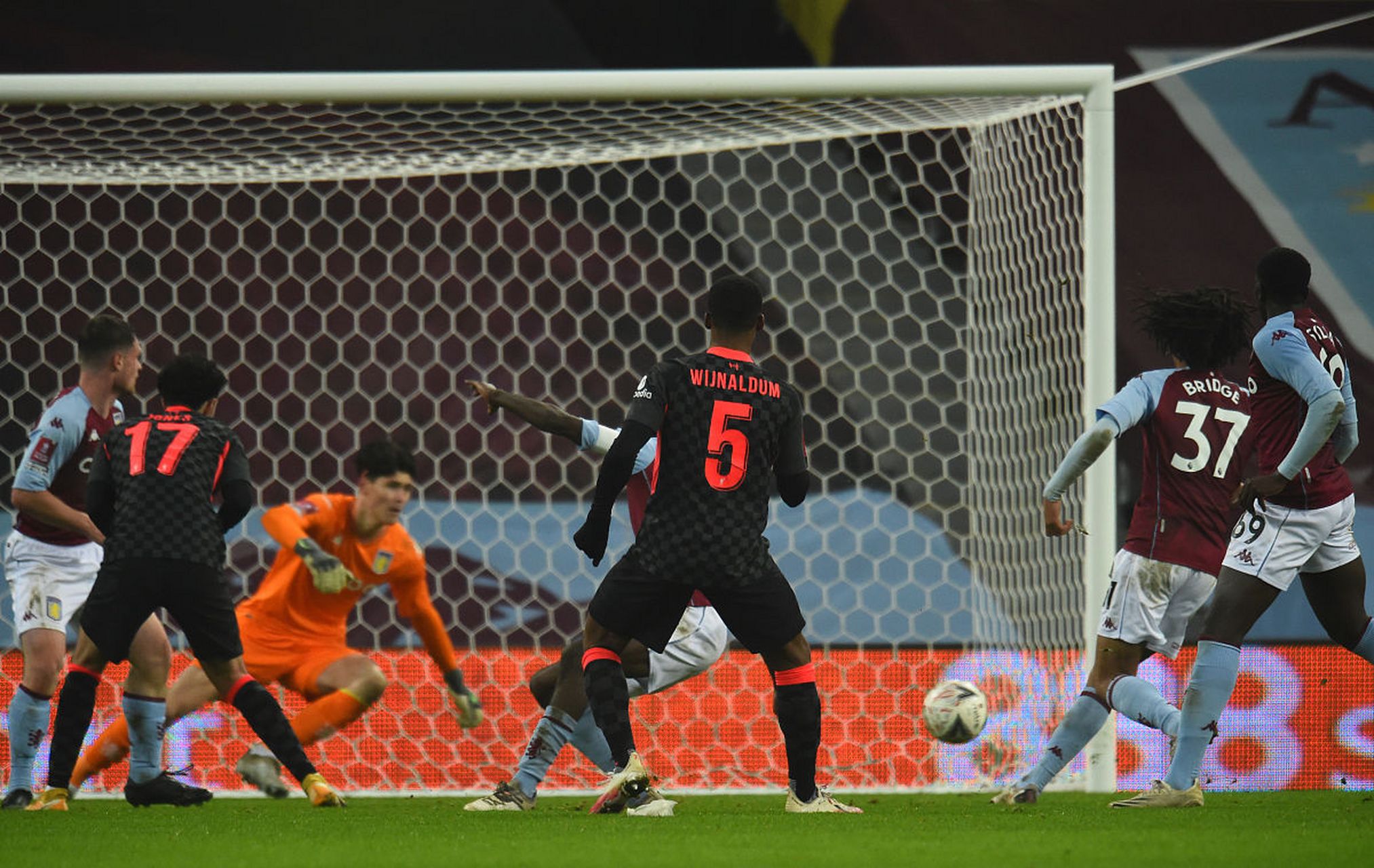 布莱顿主场力克阿斯顿维拉，保级形势有望