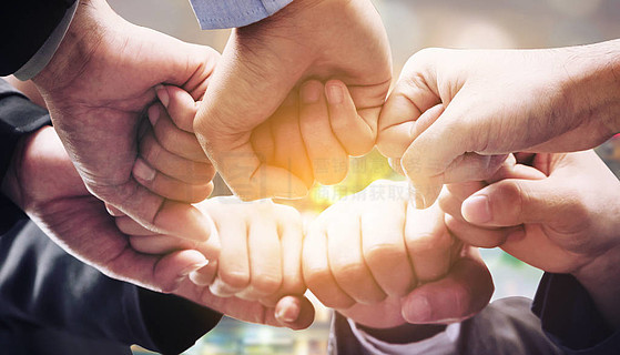 团结协作！选手团队合作提升实力