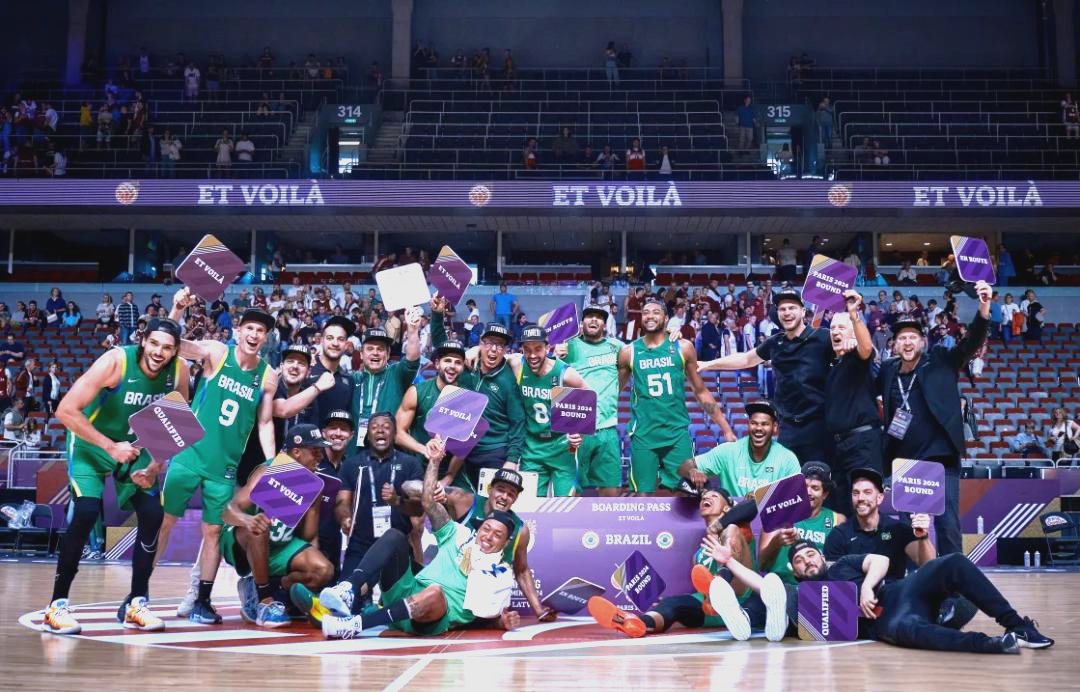 球场上发生激烈争夺，队伍实力对等