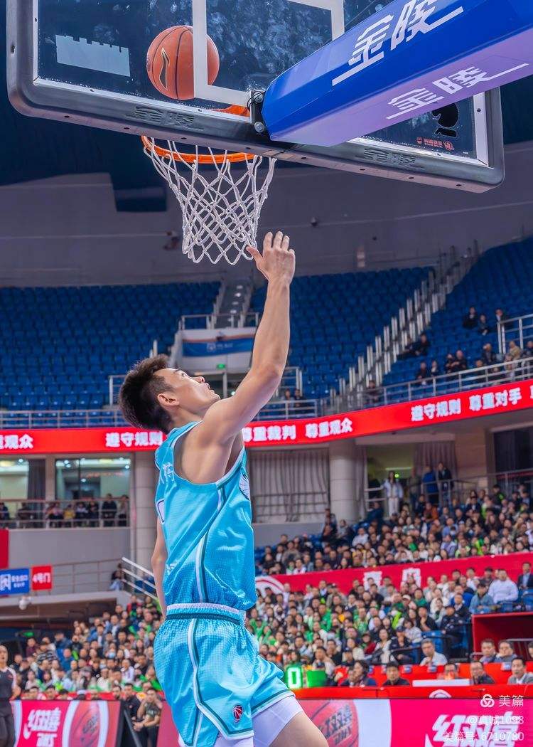 辽宁男篮主场大胜青岛，保持不败纪录