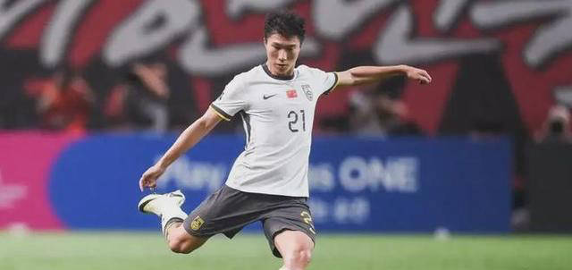 比赛中一名球员展现出高超球技