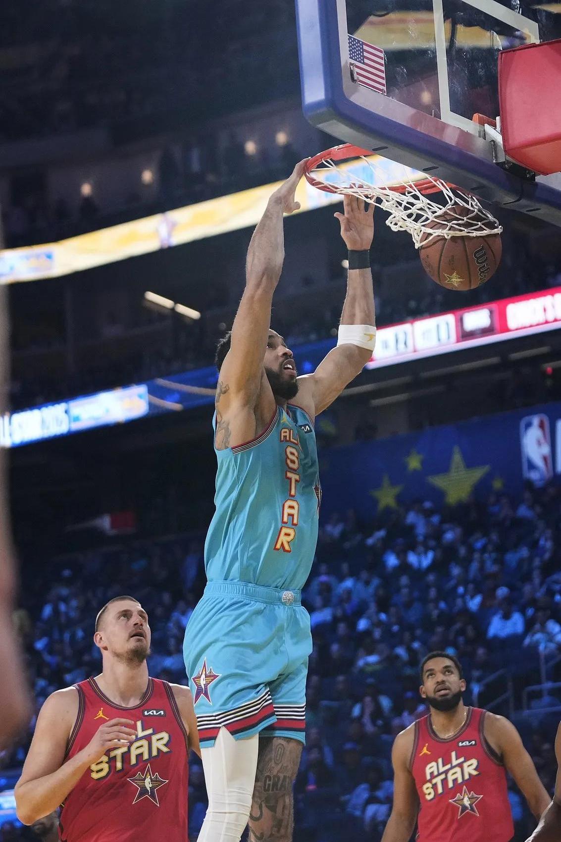 包含热火队新秀展现超凡表现，被称为新秀中的佼佼者的词条