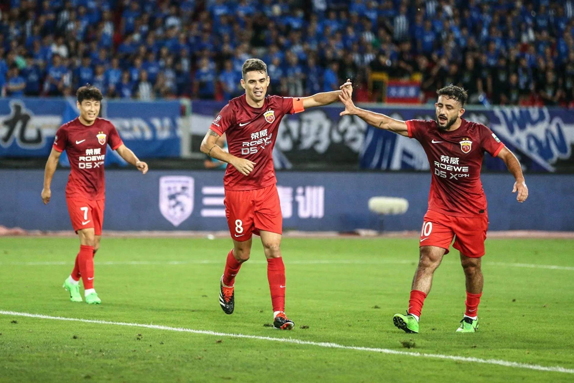 比赛中球员表现出色，成为全场焦点