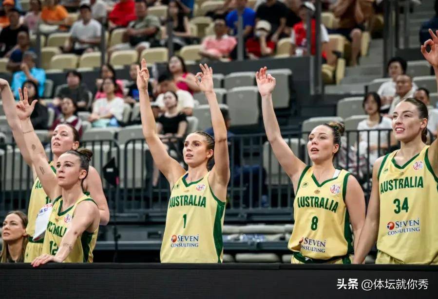 意大利女篮在对阵澳大利亚队的较量中力拼