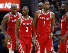 火箭队员展现团结力量，齐心协力获胜的简单介绍