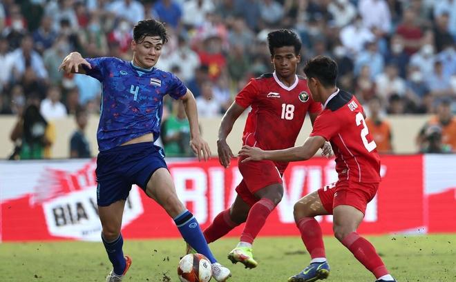新加坡球队咬牙迎战菲律宾队，士气高涨