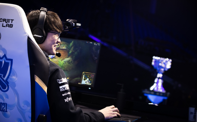 FPX血洗MAD，Keria团战一打五峡谷大战成都决赛之夜，成为赛场最大亮点