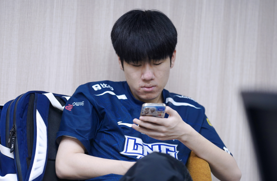 PG中国官网-包含FLY翻盘MAD，Scout打出惊人五杀宿命之战小组赛，让粉丝疯狂欢呼的词条