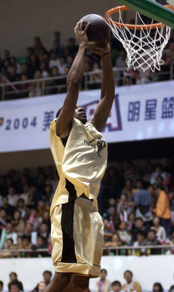 雄鹿主场绝杀独行侠,米德尔顿21分8篮板