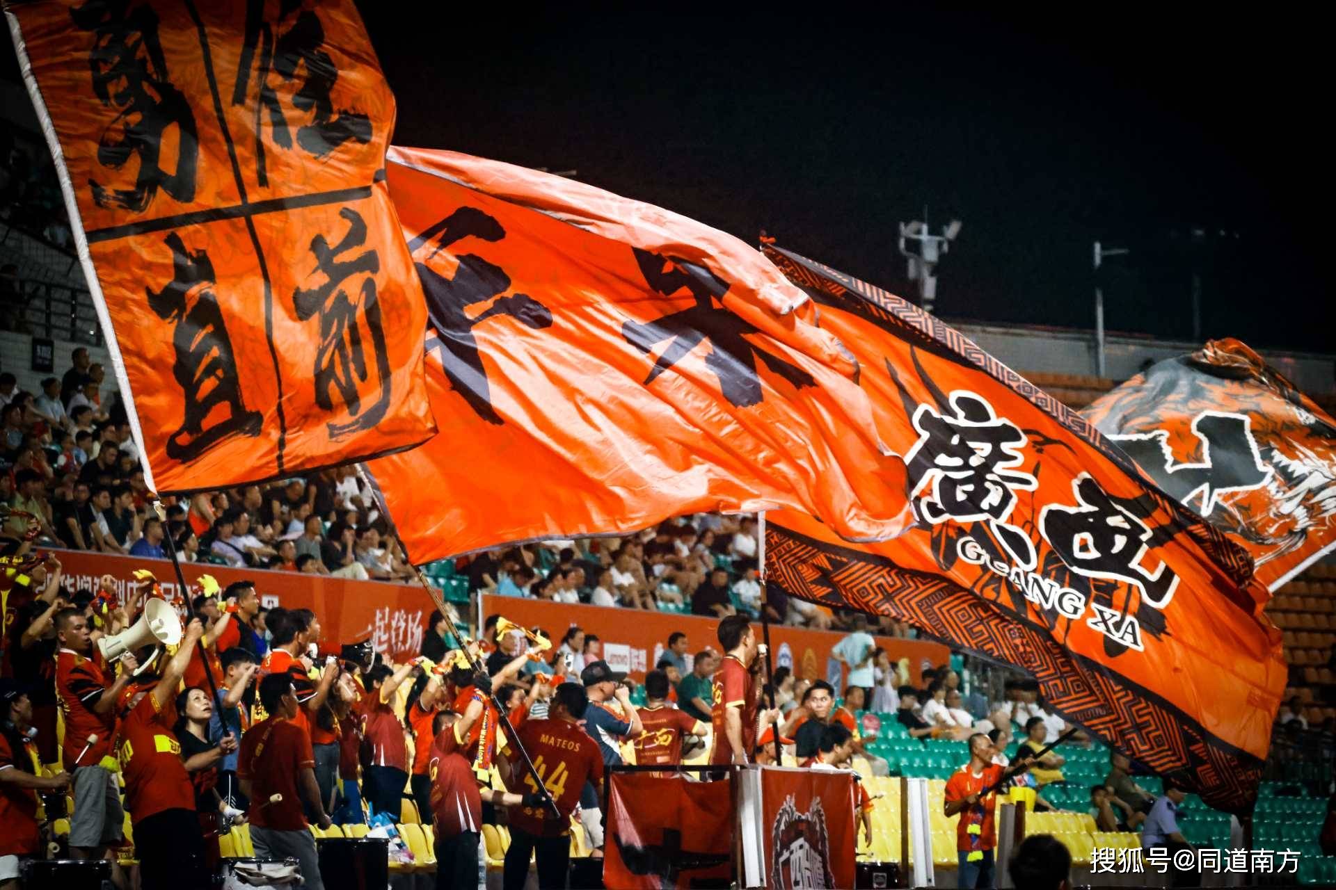 球队连胜晋级四强，球迷欢欣鼓舞