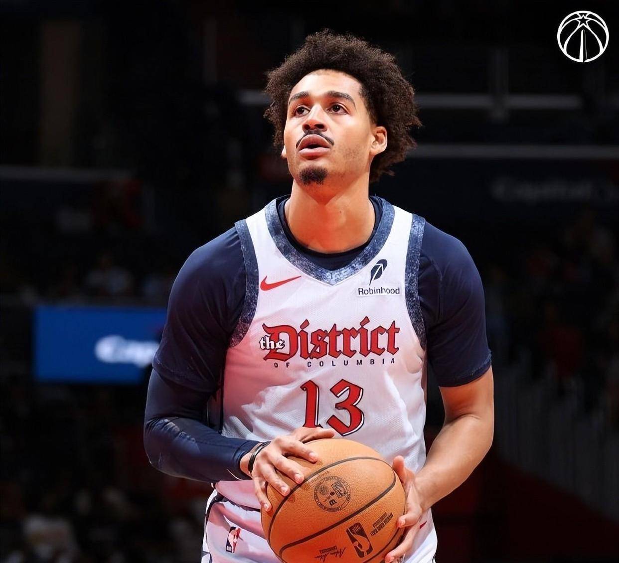 奇才队前锋表现抢眼，带队战胜老鹰队实现逆袭