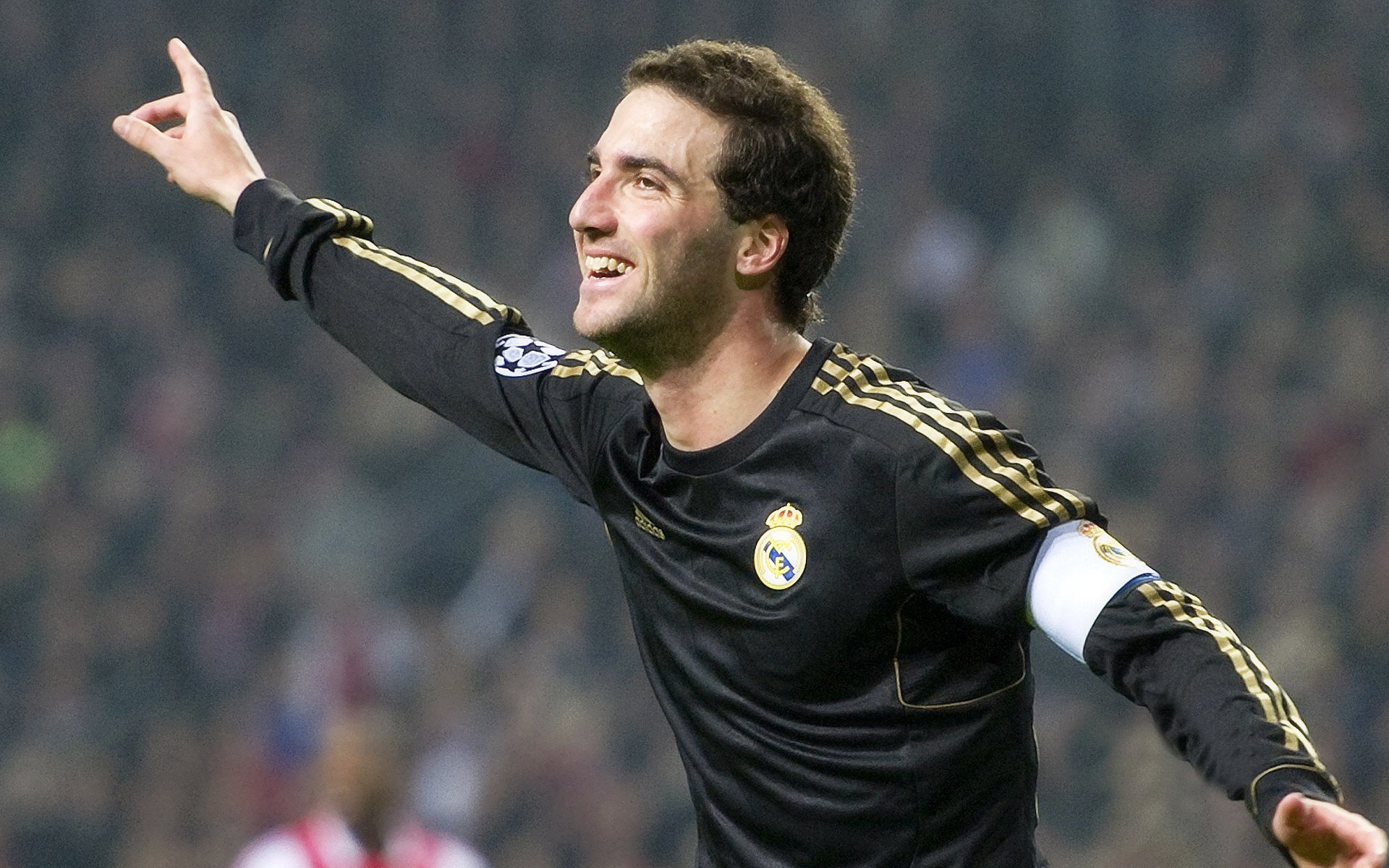 雪落伊斯坦布尔之夜，曼城终场绝杀，卡塞米罗的孤光与叹息